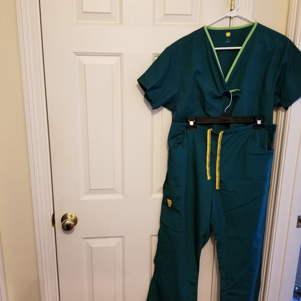 Wonderwinks scrub set
